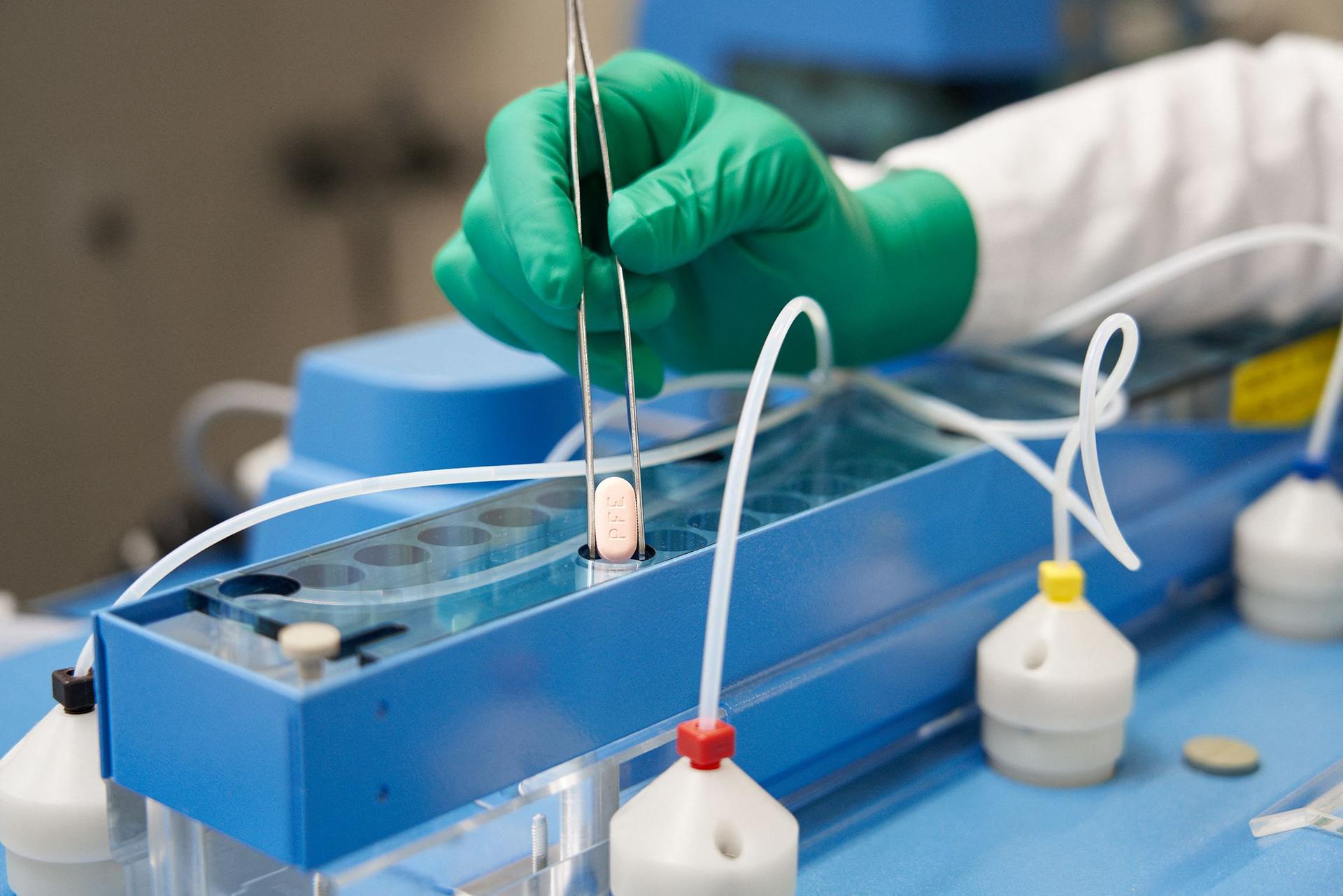 Fabrication de pilules antivirales Paxlovid, dans le laboratoire Pfizer de Fribourg (Allemagne), le 16 novembre 2021.