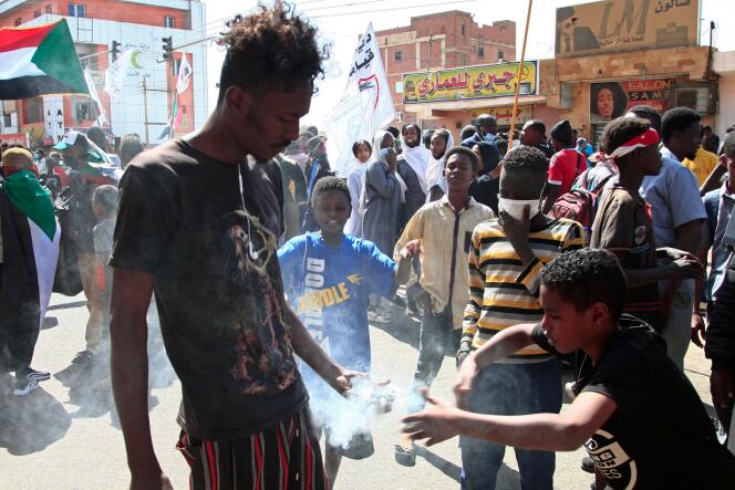 Un manifestant soudanais tient une grenade lacrymogène tirée par les forces de sécurité, à Khartoum, le 17 janvier 2022.