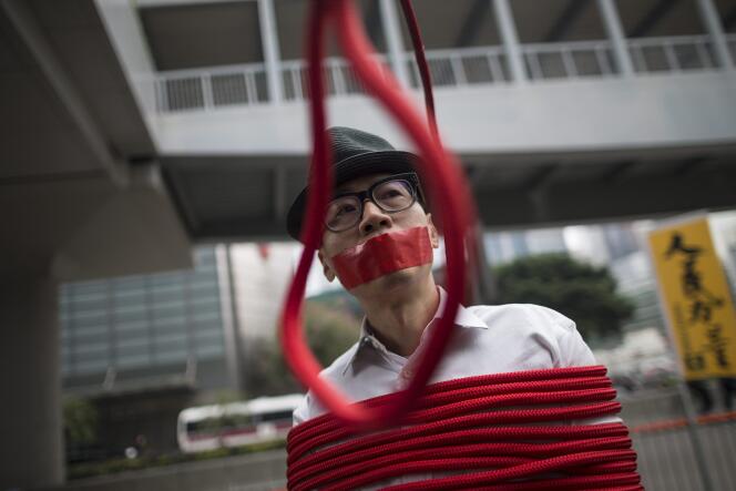 Des manifestants dénoncent des enlèvements, à Hongkong, le 10 janvier 2016.