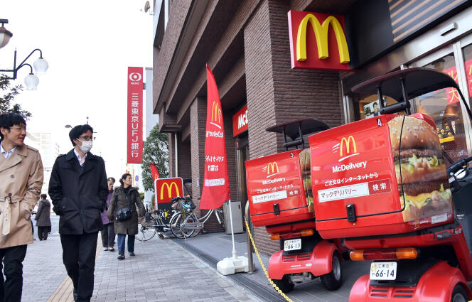 In front of a McDonald's restaurant in Tokyo (Japan), in January 2015.