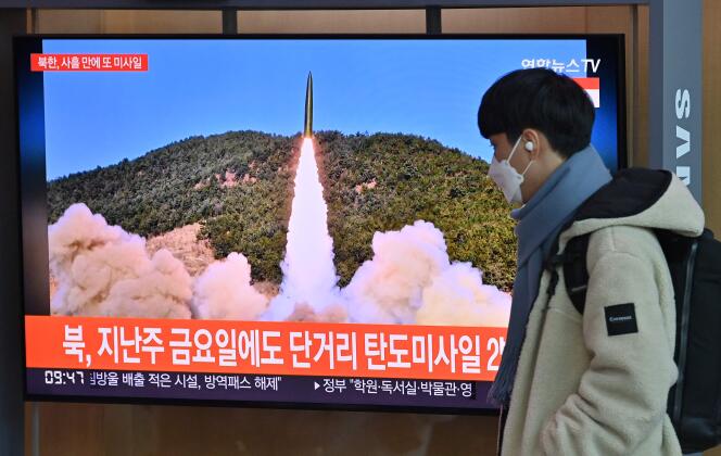 Une chaîne de télévision sud-coréenne montre le lancement d’un missile nord-coréen, sur un écran situé dans une gare de Séoul, le 17 janvier 2022.