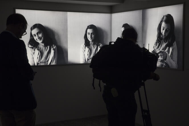 Des journalistes prennent des photos de clichés d’Anne Frank, lors de la réouverture du musée, après des travaux de rénovation, en novembre 2018.