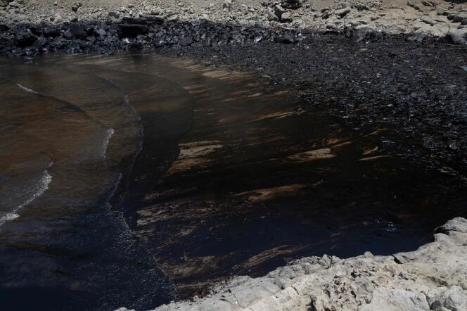 El petróleo se lavó en la playa de Callao en Perú el 17 de enero de 2022.