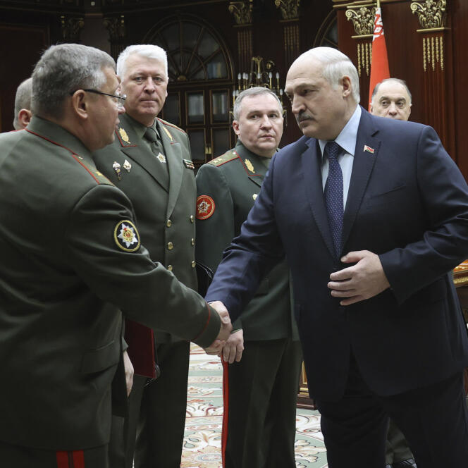 Le président biélorusse, Alexandre Loukachenko, salue des hauts responsables militaires à Minsk, le 17 janvier 2022. Le président biélorusse a approuvé l’idée d’un exercice conjoint des forces armées russes et biélorusses appelé « Détermination de l’union 2022 ».