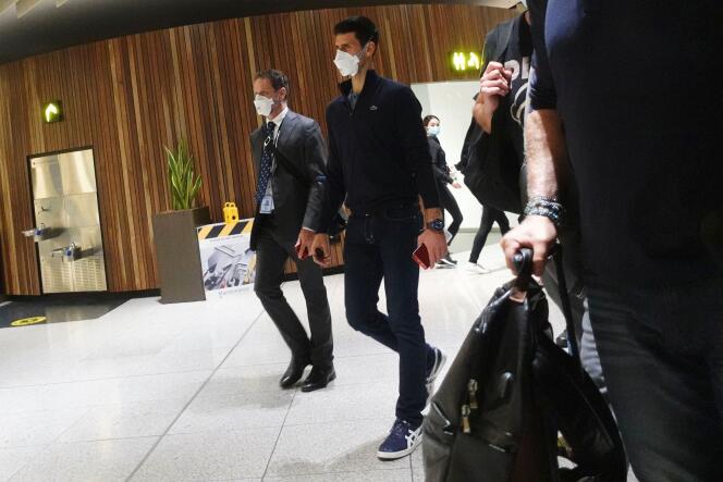 Novak Djokovic à l’aéroport de Melbourne, avant d’embarquer sur un vol quittant l’Australie, le 16 janvier 2022.