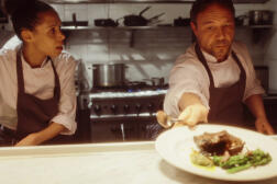 Carly (Vinette Robison) et Andy (Stephen Graham) dans « The Chef », de Philip Barantini.