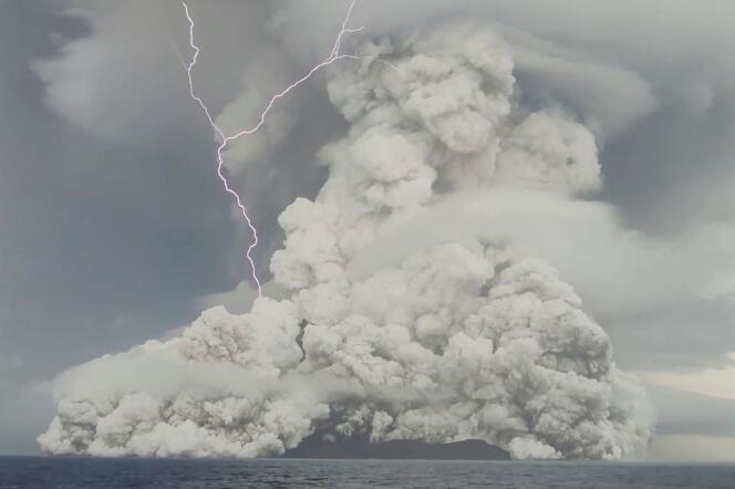 Un'immagine dell'eruzione del vulcano Hengja Tonga-Hung Hapai nell'Oceano Pacifico meridionale, catturata in video il 14 gennaio 2022.