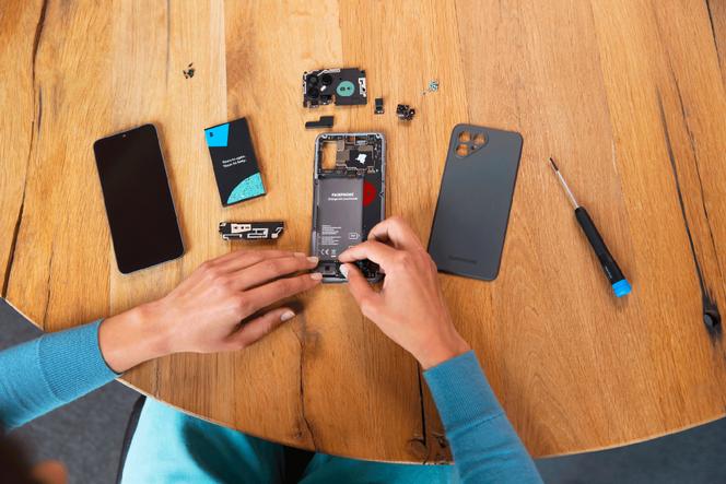 Un smartphone du néerlandais Fairphone, une des rares marques dont les appareils bénéficient d’un bonus en raison de leur bon indice de réparabilité.
