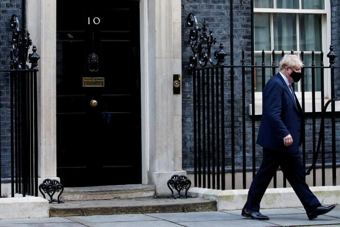 Der britische Premierminister Boris Johnson vor der Downing Street 10 in London am 12. Januar 2022.
