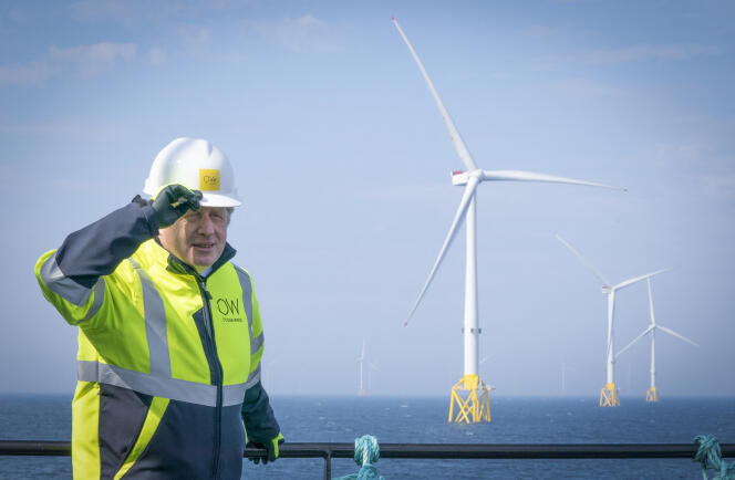 Le premier ministre britannique Boris Johnson devant une ferme d’éoliennes offshore au large d’Aberdeen (Ecosse), le 5 août 2021.