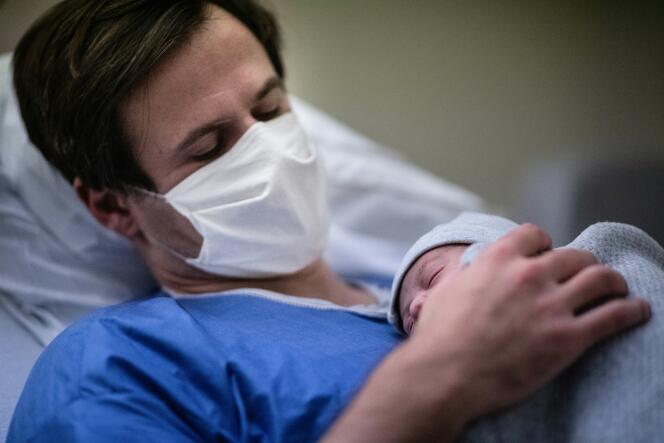 Un père porte son nouveau-né dans un hôpital parisien, le 17 décembre 2020.