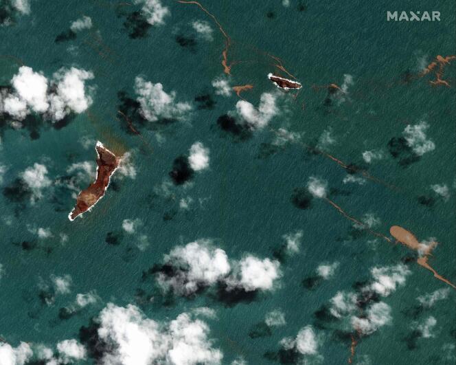 Une image satellite prise et publiée par Maxar Technologies le 18 janvier 2022 montre une étendue d’eau là où se trouvait le volcan Hunga Tonga-Hunga Ha’apai avant l’éruption.