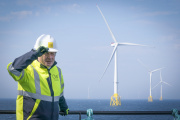 Le premier ministre britannique Boris Johnson devant une ferme d’éoliennes offshore au large d’Aberdeen (Ecosse), le 5 août 2021.