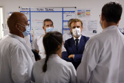 Le président de la République Emmanuel Macron visite l’hôpital de La Timone, à Marseille, le 2 septembre 2021.