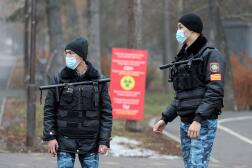 Les forces de l’ordre montent la garde dans les rues d’Almaty, au Kazakhstan, le 19 janvier 2022.