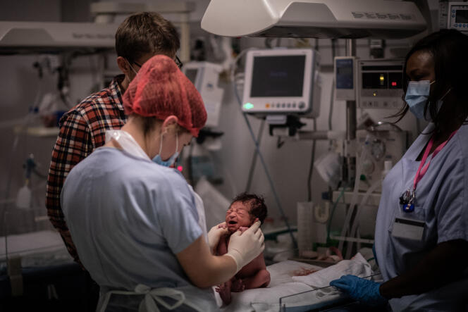 Un nouveau-né à la maternité de l’hôpital des Diaconesses à Paris, le 17 novembre 2020.