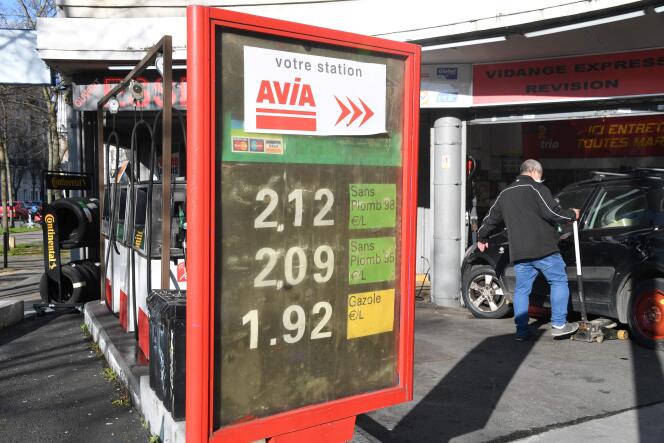 In front of a gas station, in Paris, on January 18, 2022.