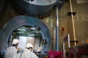 Un cordiste effectue des repérages sur les murs du réacteur de la centrale nucléaire de Civaux, dans la Vienne, le 8 septembre 2021.