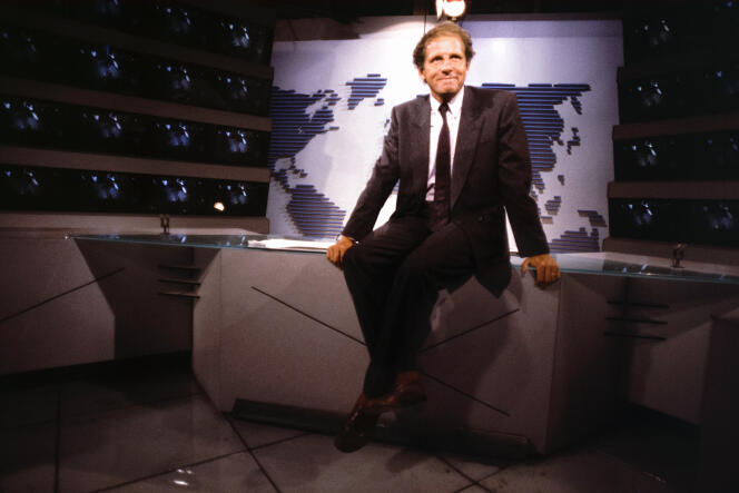 Patrick Poivre d’Arvor sur le plateau du « 20 heures » de TF1, le jour de son premier JT pour la chaîne, le 31 août 1987.