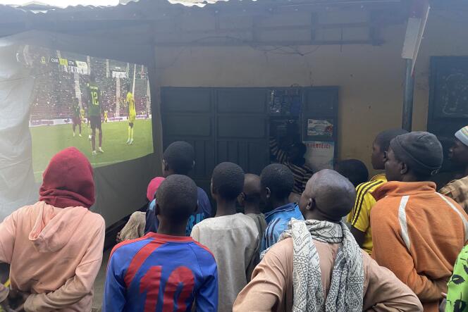 Des supporteurs regardent un match de la CAN à Mora, localité située dans la région de l’Extrême-Nord du Cameroun, en janvier 2022.