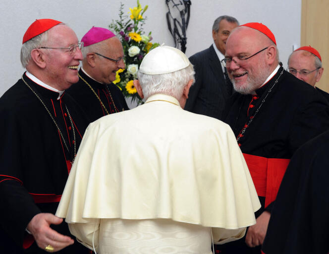 Le pape émérite Benoît XVI avec le cardinal Reinhard Marx (à droite), le 25 septembre 2011, à Fribourg, en Allemagne.