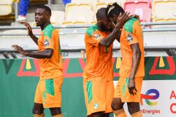 Les Ivoiriens célèbrent le but inscrit par Franck Kessié contre l’Algérie au stade de Japoma de Douala, le 20 janvier 2022.