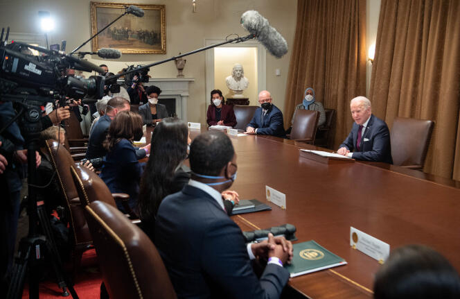Le président américain Joe Biden répond aux journalistes sur la situation entre la Russie et l’Ukraine, à Washington, le 20 janvier 2022.