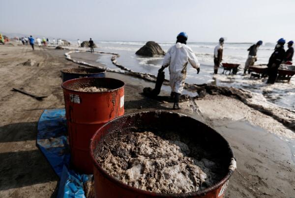 Les travailleurs nettoient les plages, à Ventanilla, au Pérou, le 19 janvier 2022.