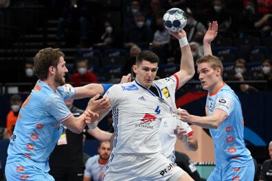 France's Aymeric Minne (C) fights for the ball with Netherlands' players during the Men's European Handball Championship main round day 2 Group I match between France and The Netherlands at the MVM Dome in Budapest, Hungary, on January 20, 2022. (Photo by Attila KISBENEDEK / AFP)