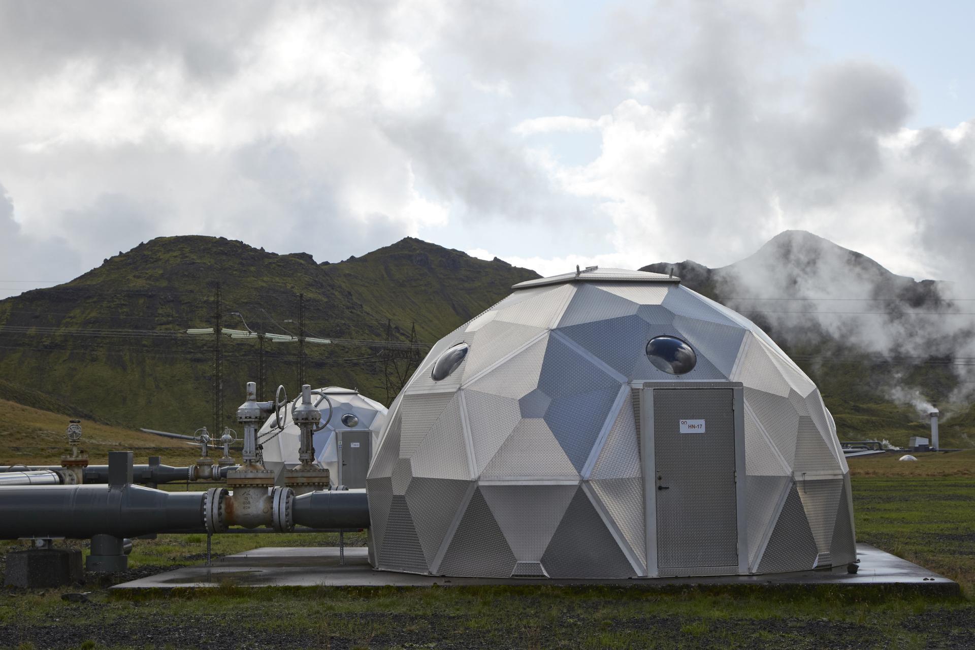 Les « pods », exploités par Carbfix, contiennent la technologie permettant le stockage du CO2 sous terre, à Hellisheidi, en Islande, en septembre 2021.