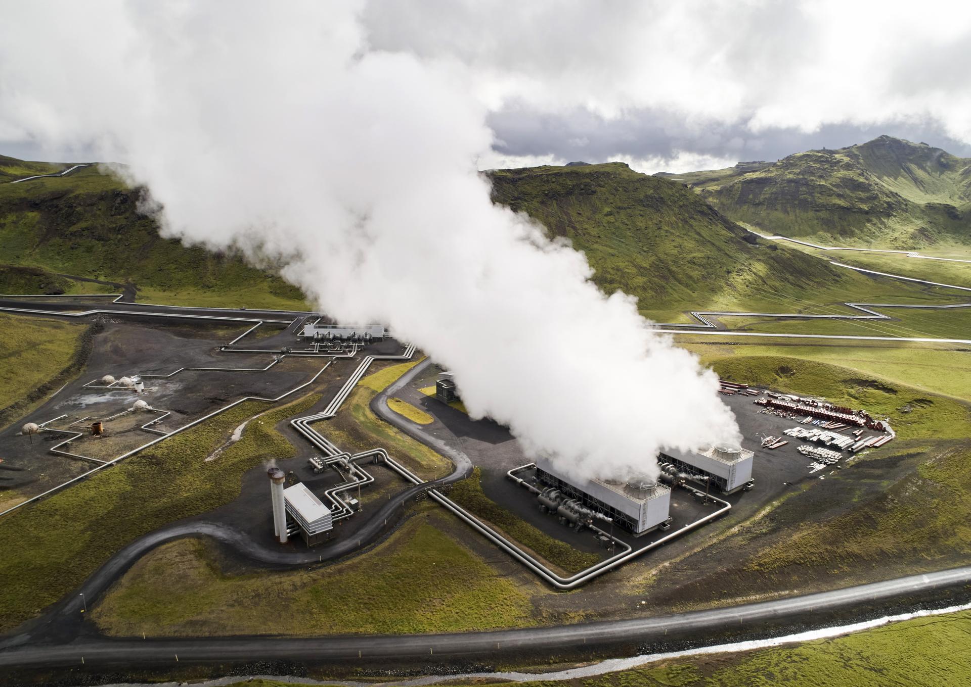 La centrale géothermique d’Hellisheidi, en Islande, en septembre 2021. Les start-up Climeworks et Carbfix travaillent ensemble pour absorber le CO2 dans l’air, puis l’injecter dans du basalte afin de le stocker à 800 mètres de profondeur.