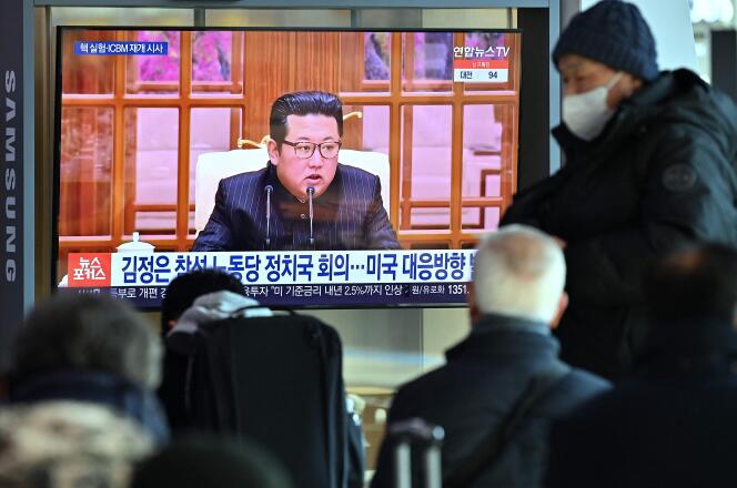 Un écran de télévision montrant des images d’archives du dirigeant nord-coréen Kim Jong-un, dans une gare de Séoul, le 20 janvier 2022, après que la Corée du Nord a laissé entendre qu’elle pourrait reprendre ses essais nucléaires et d’armes à longue portée.