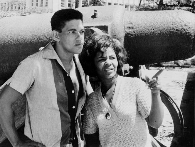 Elza Soares and her second husband, Brazilian footballer Garrincha, in a photo whose date is unknown.