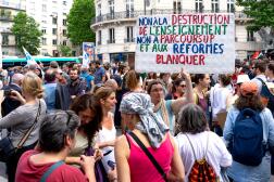 Des professeurs tiennent une pancarte contre Parcoursup lors d’une manifestation, rue du Bac, à Paris, le 17 juin 2019.