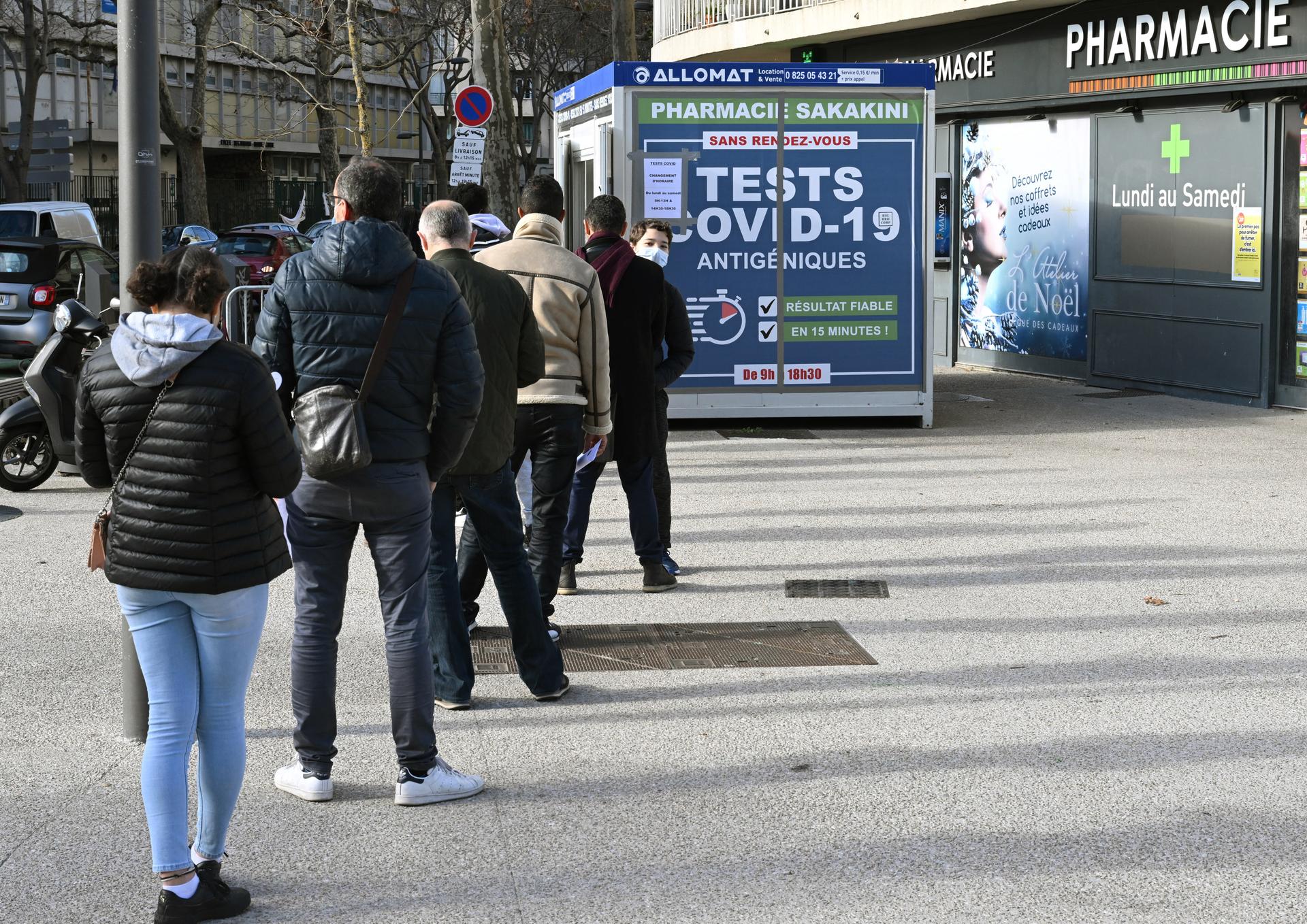 Une file d’attente devant une pharmacie pour des tests antigéniques, à Marseille, le 10 janvier 2022.