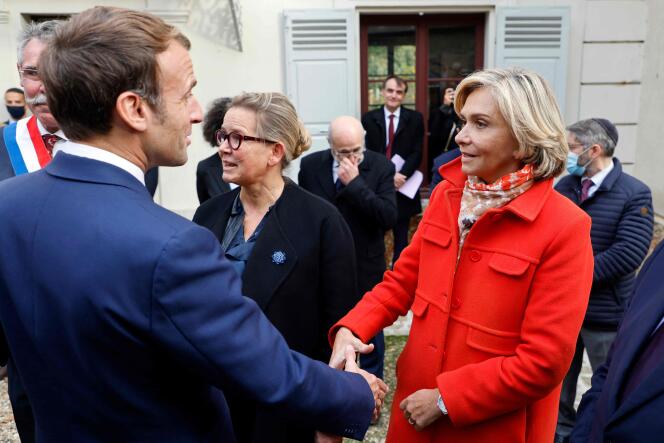 Valérie Pécresse salue Emmanuel Macron lors de la visite de la maison d’Emile Zola par le président de la République, à Medan (Yvelines), le 26 octobre 2021.