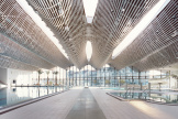 Le nouveau complexe aqualudique avec son toit en vaguelettes, à Reims, en juillet 2021.