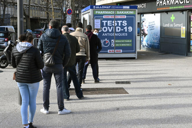 Une file d’attente devant une pharmacie pour des tests antigéniques, à Marseille, le 10 janvier 2022.