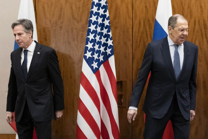 Le secrétaire d’Etat américain Antony Blinken, à gauche, et le ministre russe des affaires étrangères, Sergey Lavrov, se dirigent vers leurs sièges avant une réunion, vendredi 21 janvier 2022, à Genève, en Suisse.