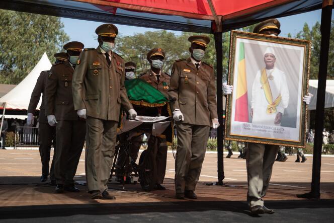 Des militaires portent le cercueil de l’ancien président malien Ibrahim Boubacar Keïta, lors de ses funérailles nationales, à Bamako, le 21 janvier 2022.