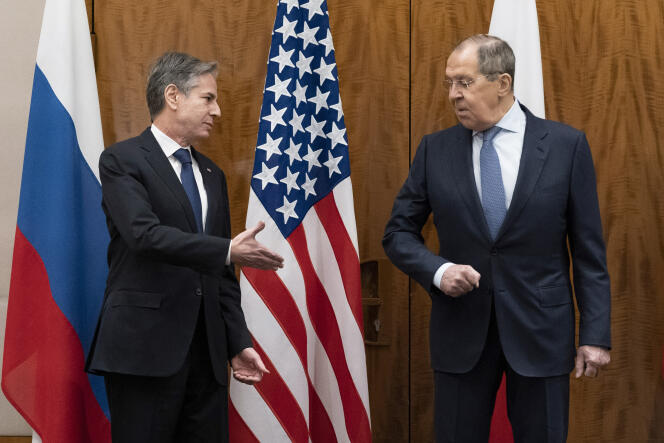 Le secrétaire d’Etat américain, Antony Blinken (à gauche), et le ministre des affaires étrangères russe, Sergueï Lavrov, à Genève, le  21 janvier 2022.