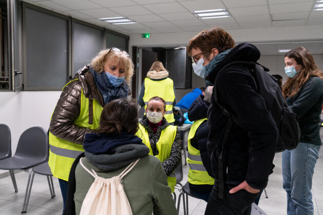 Gilets jaunes sur le dos, les bénévoles se préparent à aller arpenter les rues, à Marseille, le 20 janvier 2022.