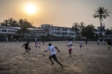 Un match de football improvisé à Douala, le 21 janvier. Le Cameroun accueille du 9 janvier au 6 février la 33e Coupe d’Afrique des nations.