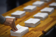 Un électeur dans un bureau de vote à Rennes (Ille-et-Vilaine), lors du premier tour de l’élection présidentielle de 2017.