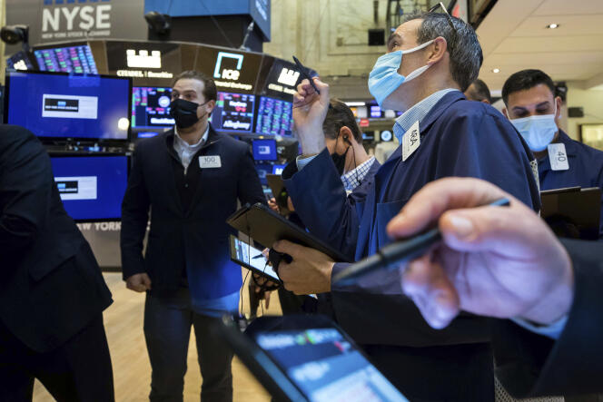 Des tradeurs sur le parquet du New York Stock Exchange, le 21 janvier 2022.