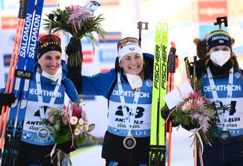 (From L) Runner-up France's Julia Simon, race winner France's Justine Braisaz-Bouchet and third-placed Sweden's Mona Brorsson pose after the IBU Biathlon World Cup Women's 15 km Individual competition in Antholz-Anterselva, Italian Alps, on January 21, 2022. (Photo by Marco BERTORELLO / AFP)