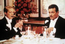 Julie Andrews, assise à une table avec l'acteur américain James Garner, dans le double rôle de Victoria Grant et du comte Victor Grezhinski dans le film "Victor Victoria" de Blake Edwards
