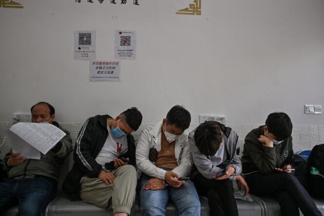 De jeunes Chinois patientent dans une agence pour l’emploi de Shanghaï en attendant d’être conduits à leur nouveau travail, le 28 avril 2020.