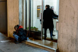 Une personne sans-abri, devant un immeuble du 6e arrondissement de Marseille, le 20 janvier 2022.
