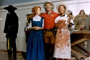 De gauche à droite : Catherine Deneuve, Michel Piccoli et Darry Cowl dans « Touche pas à la femme blanche ! » (1974), de Marco Ferreri.